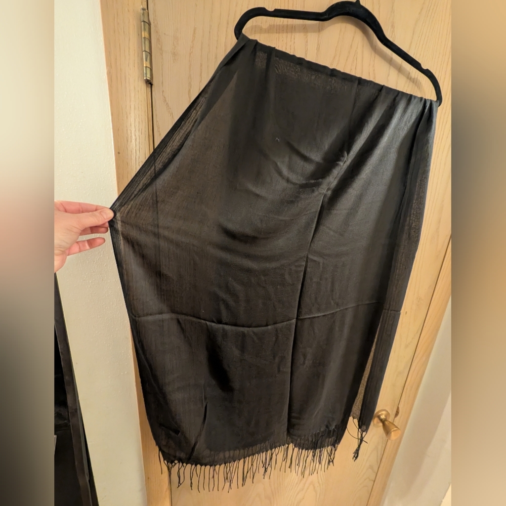 Chic Black Cashmere Scarf - Picture 2 of 4